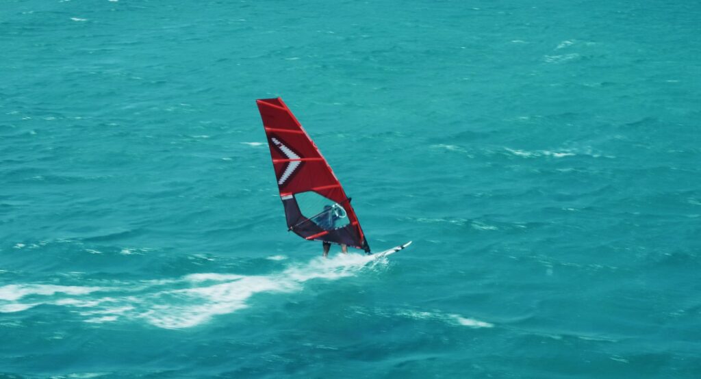 Meliá: windsurfista en el mar