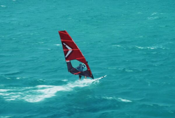 Meliá: windsurfista en el mar