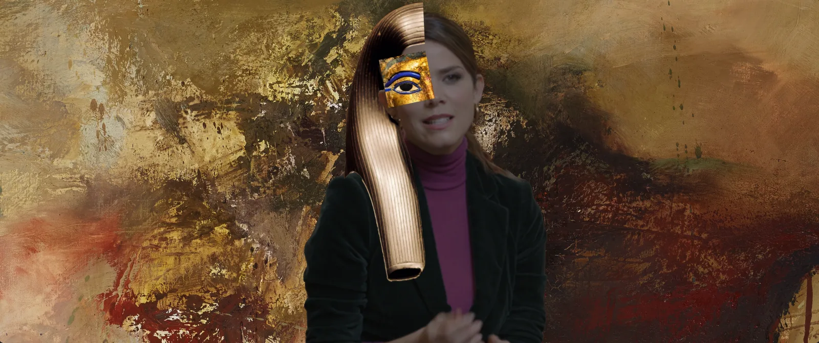 Fotograma de la serie: protagonista con máscara dorada